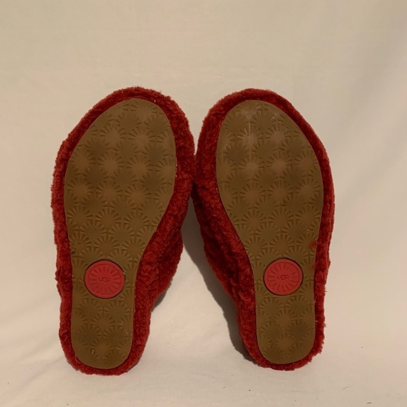UGG Women's Fluffy Slippers Slides Ribbon Red sz 6 - Picture 5 of 8